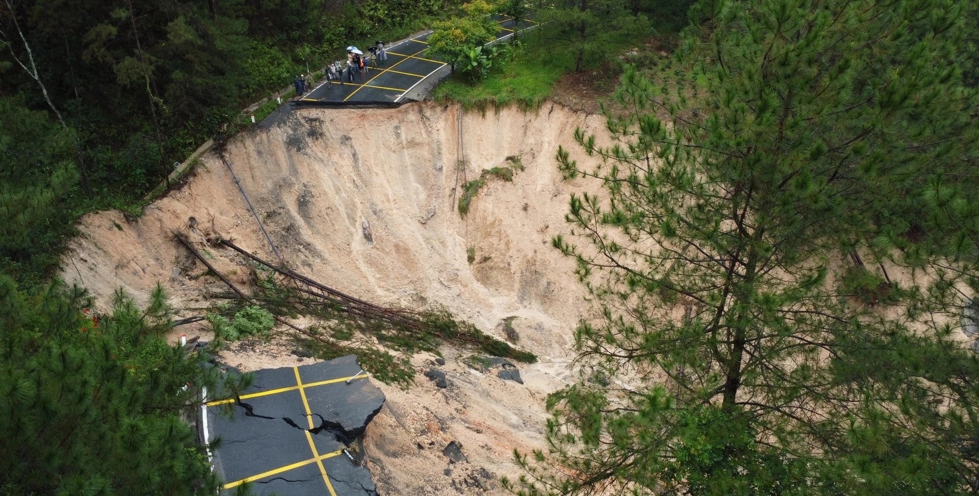 Đường đèo sạt lở tứ phía, Đà Lạt đối mặt nguy cơ bị cô lập