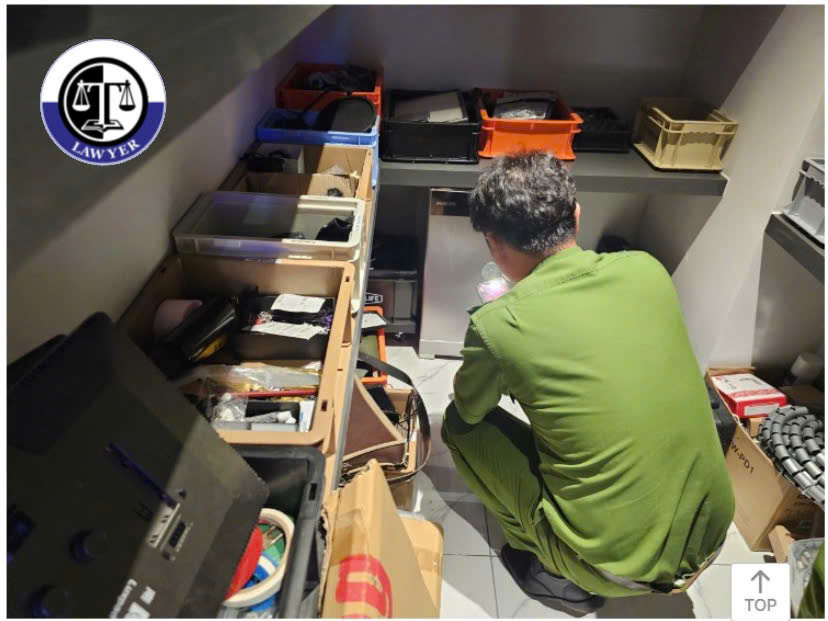 Khám xét nhà Ngân 98, thu giữ 80 sổ đỏ, hơn 8.000 USD